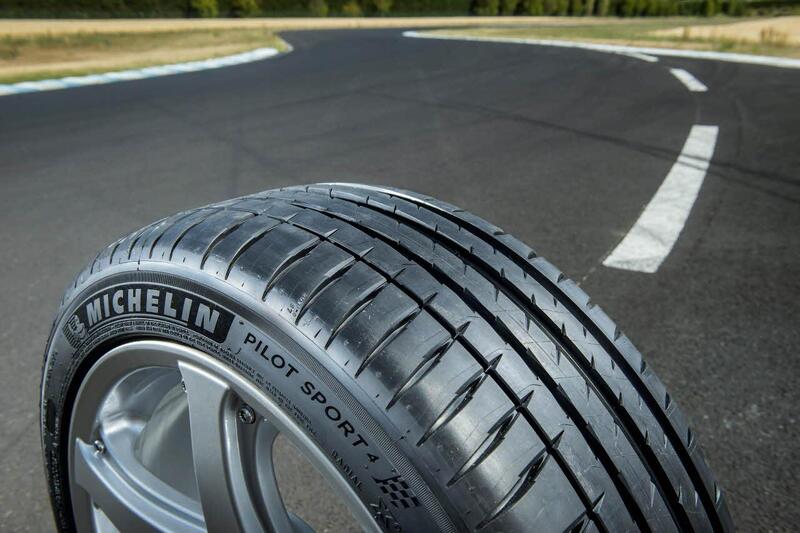 Michelin Pilot Sport 4 225/40R18 92Y (Run-flat)
